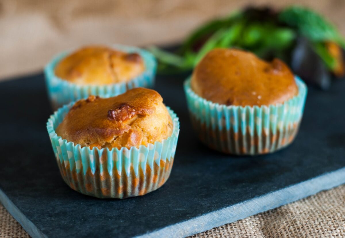 Magdalenas de queso de cabra y tomate