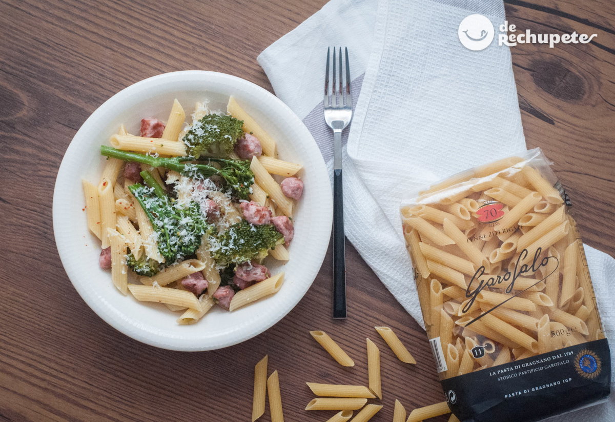 Pasta con brócoli, bimi y salchichas