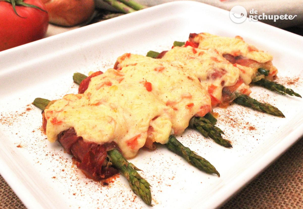 Rollitos de espárragos y jamón gratinados