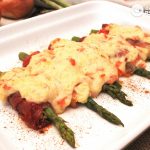 Rollitos de espárragos y jamón gratinados