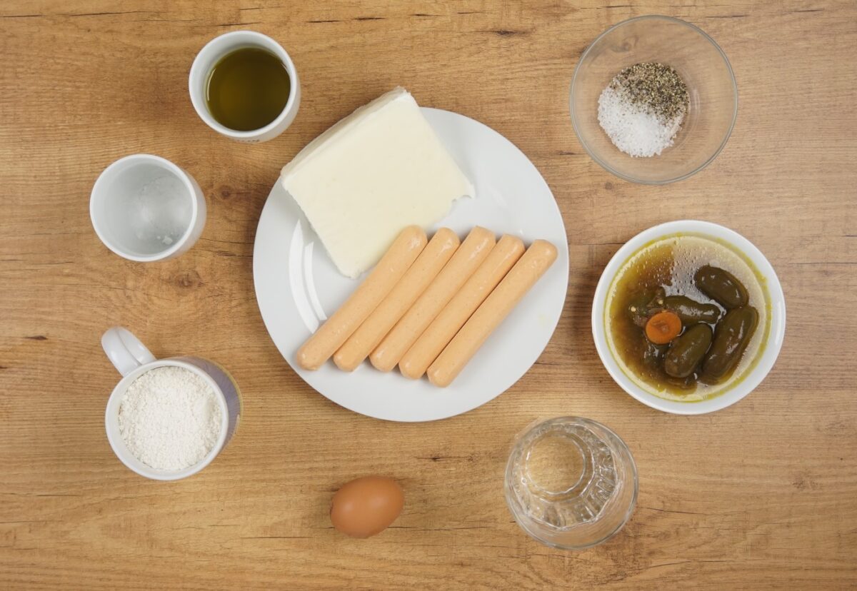 Banderillas o brochetas de salchicha. Corn Dogs