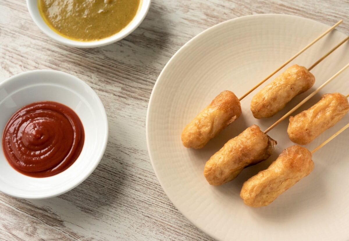 Banderillas o brochetas de salchicha. Corn Dogs