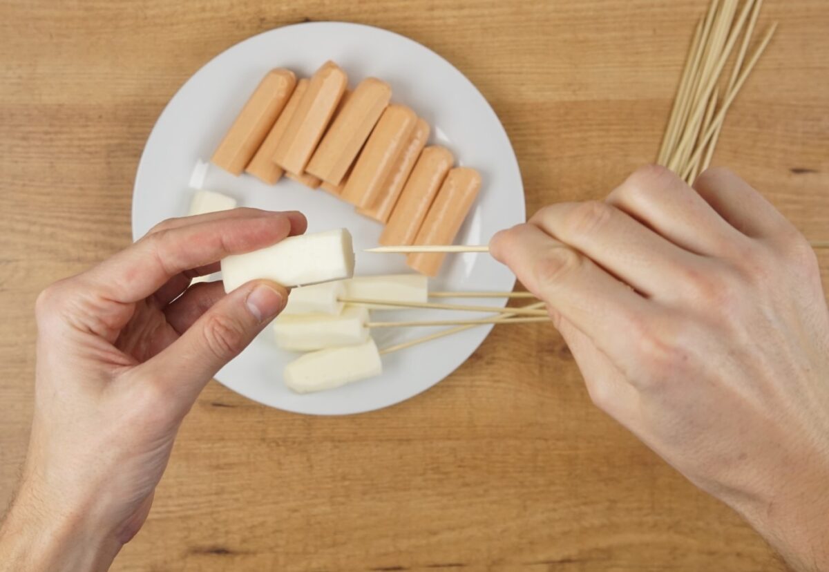 Banderillas o brochetas de salchicha. Corn Dogs