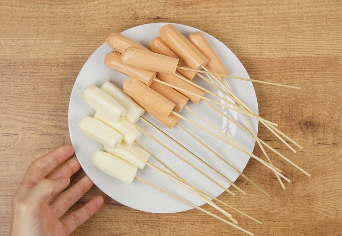 Banderillas o brochetas de salchicha. Corn Dogs