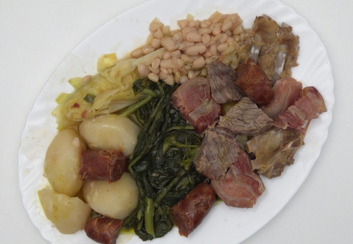 Pote gallego con habas o alubias blancas