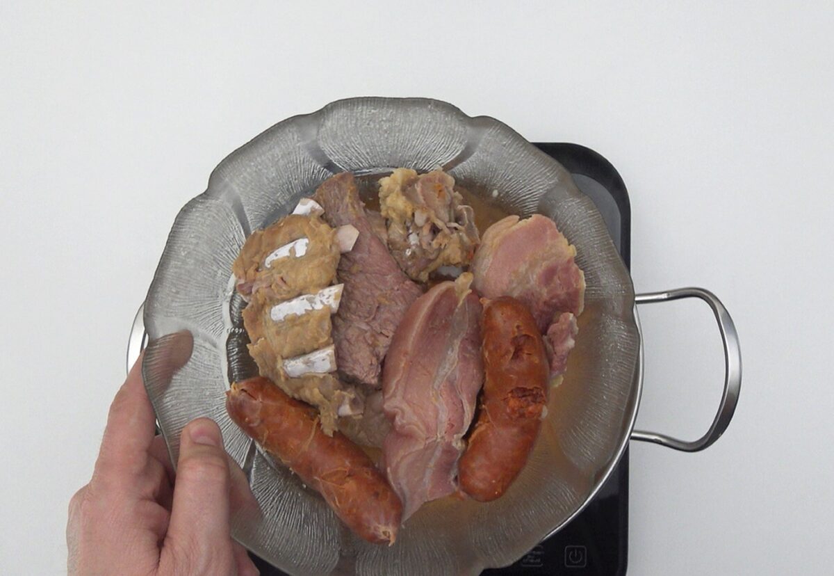 Pote gallego con habas o alubias blancas