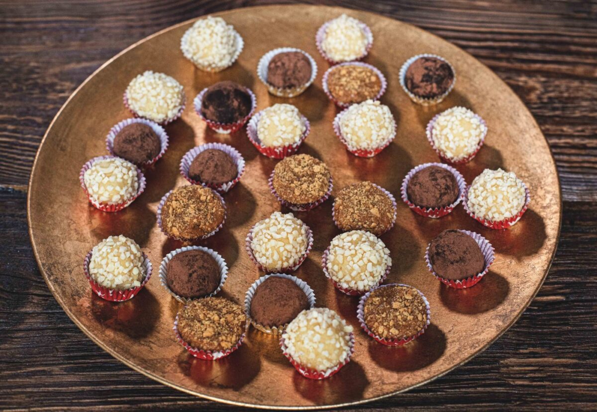 Trufas de sabores variadas. Dulce de leche, almendra y chocolate