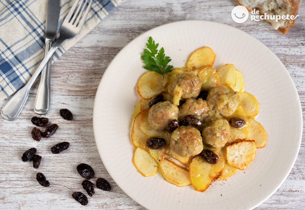 Albóndigas con salsa al curry y patatas