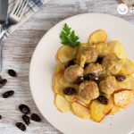 Albóndigas con salsa al curry y patatas