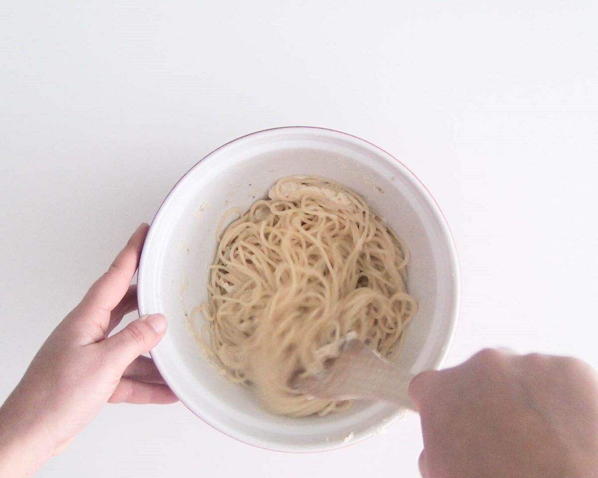 Pasta cacio e pepe. Spaghetti cacio e pepe