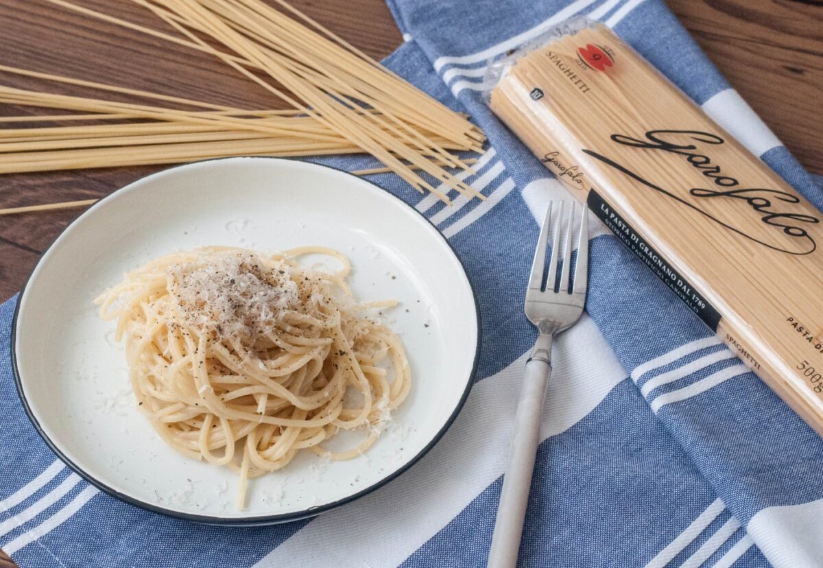 Pasta cacio e pepe. Spaghetti cacio e pepe