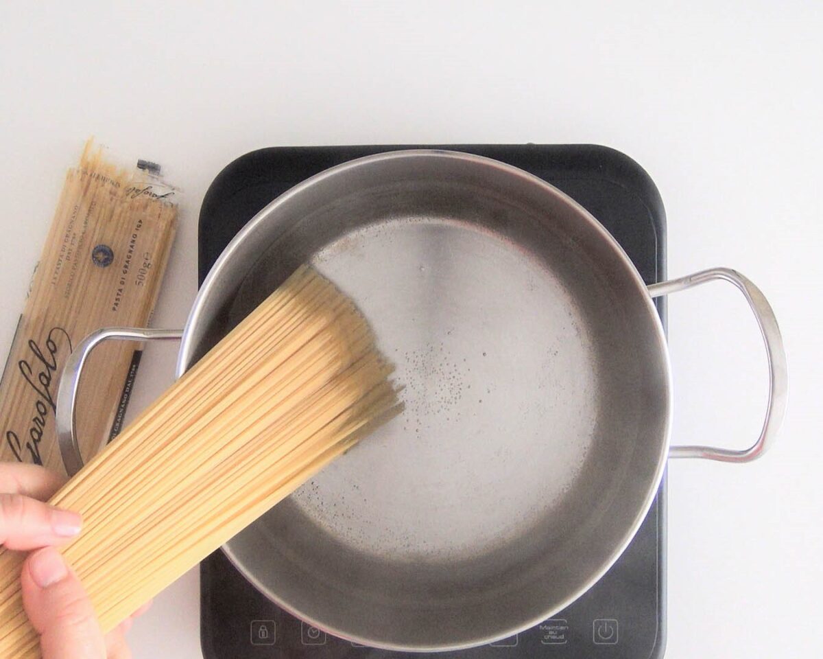 Pasta cacio e pepe. Spaghetti cacio e pepe