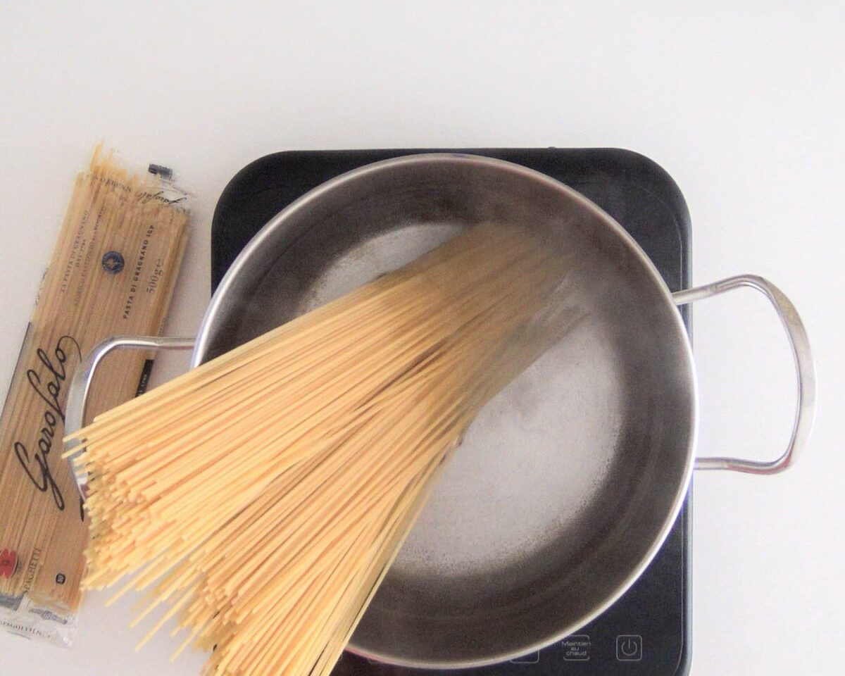 Pasta cacio e pepe. Spaghetti cacio e pepe