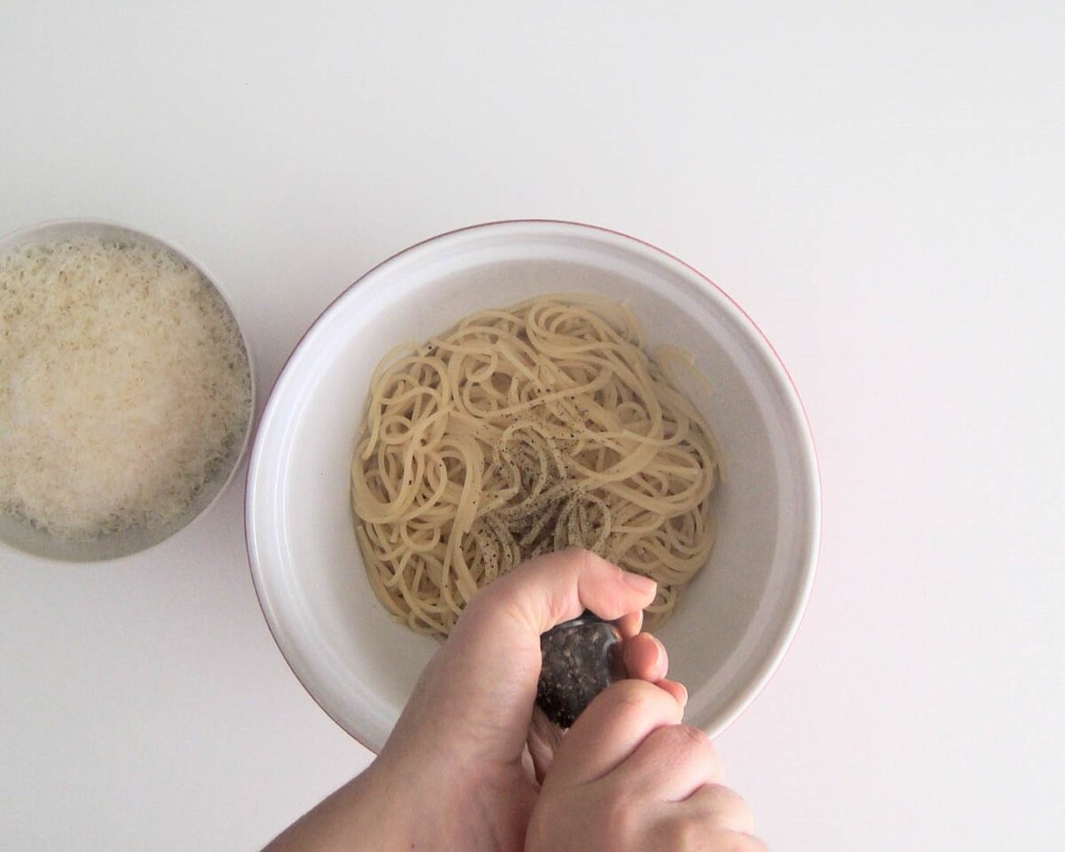 Pasta cacio e pepe. Spaghetti cacio e pepe