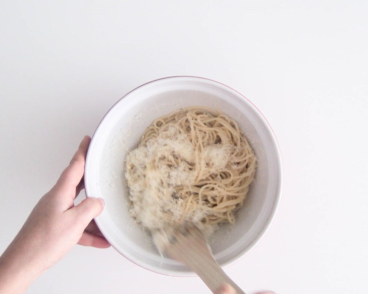 Pasta cacio e pepe. Spaghetti cacio e pepe