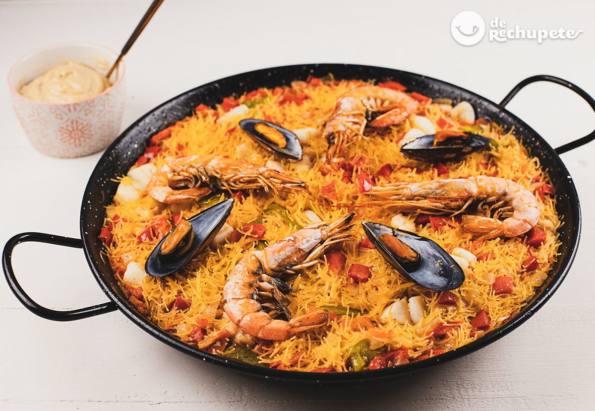 Fideuá de marisco. receta tradicional valenciana