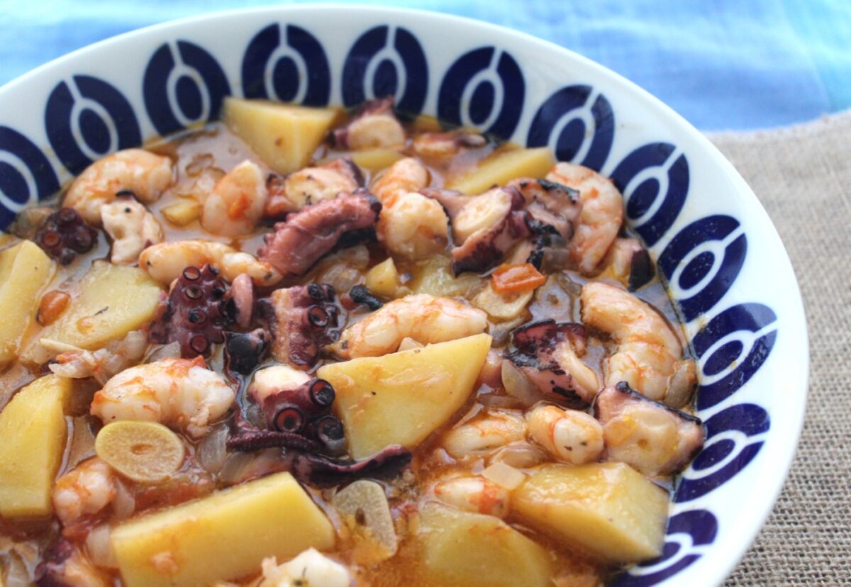 Guiso de pulpo y langostinos con patatas
