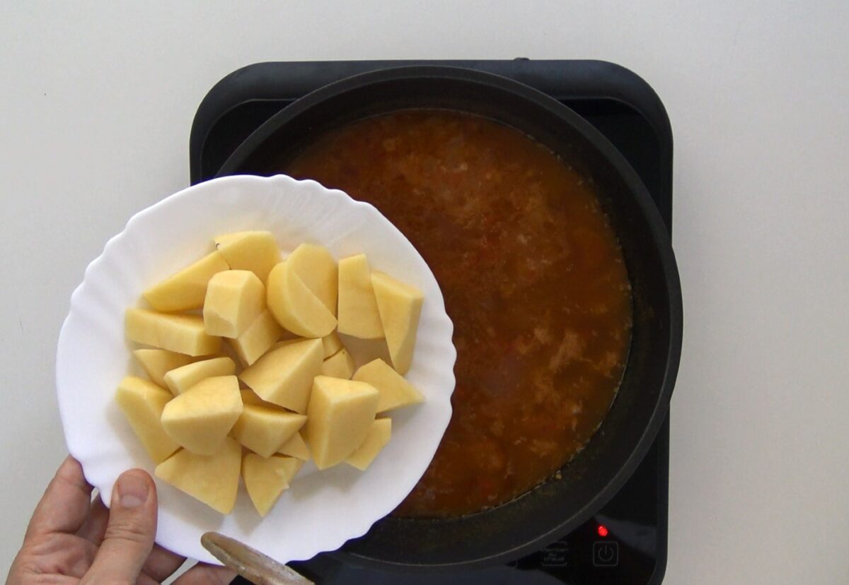 Guiso de pulpo y langostinos con patatas