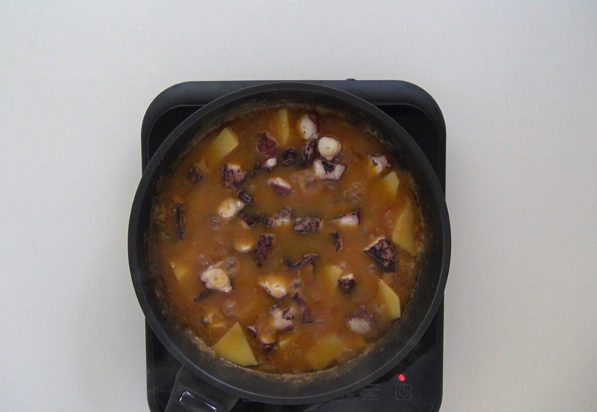 Guiso de pulpo y langostinos con patatas