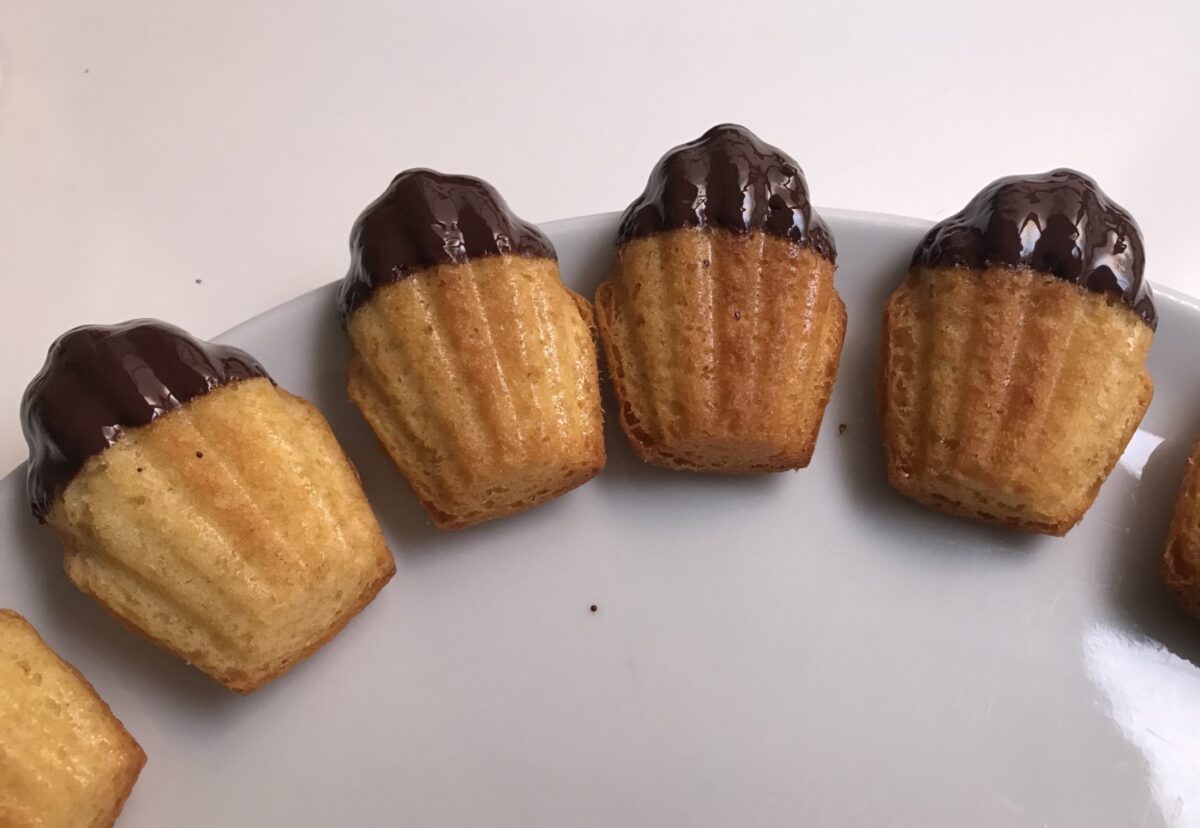Magdalenas o madeleines francesas con chocolate