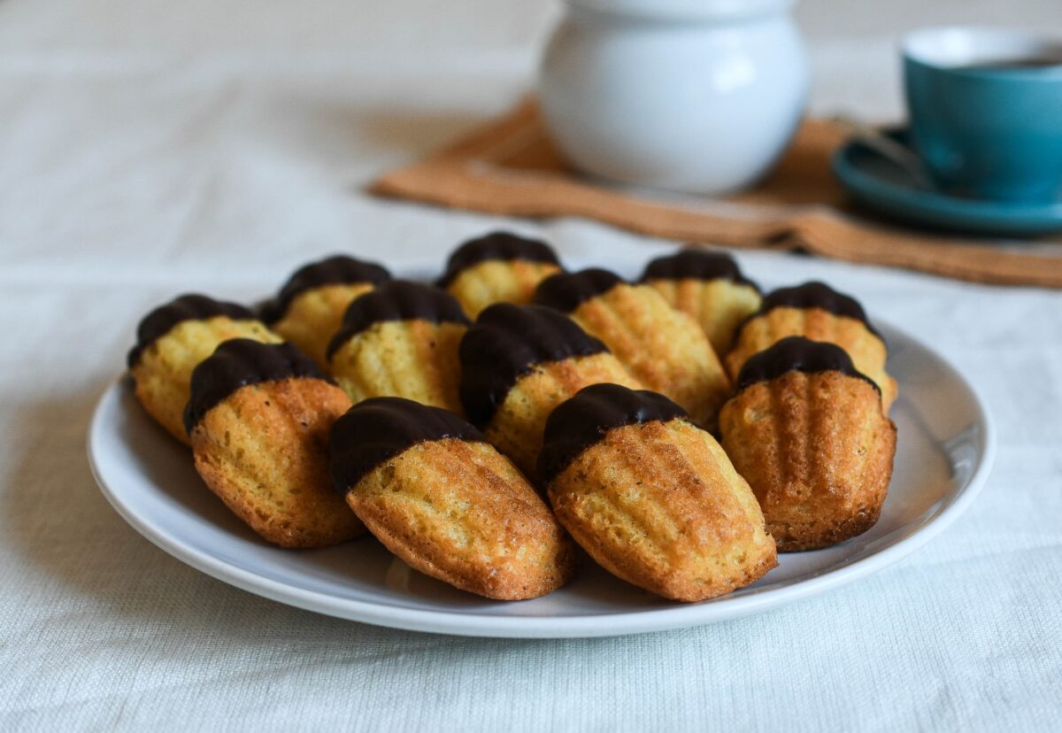 Magdalenas o madeleines francesas con chocolate