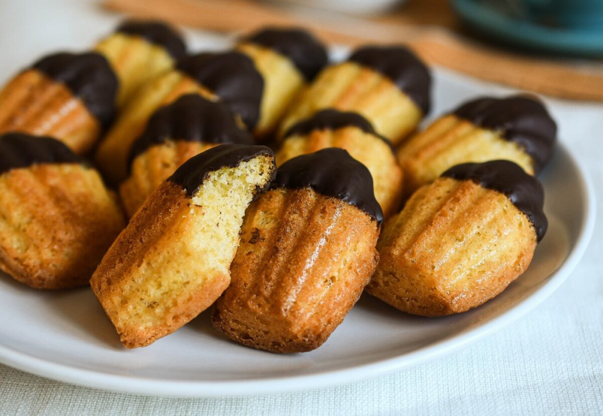 Magdalenas o madeleines francesas con chocolate
