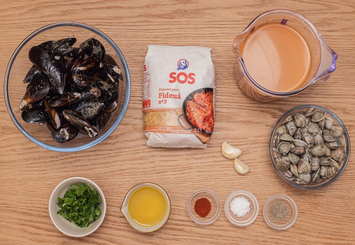 Fideuá marinera con almejas y mejillones