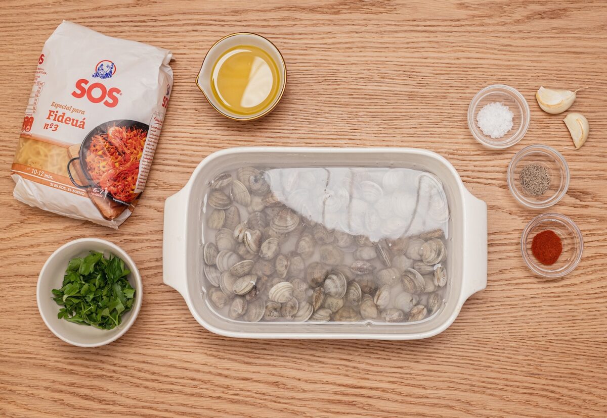 Fideuá marinera con almejas y mejillones