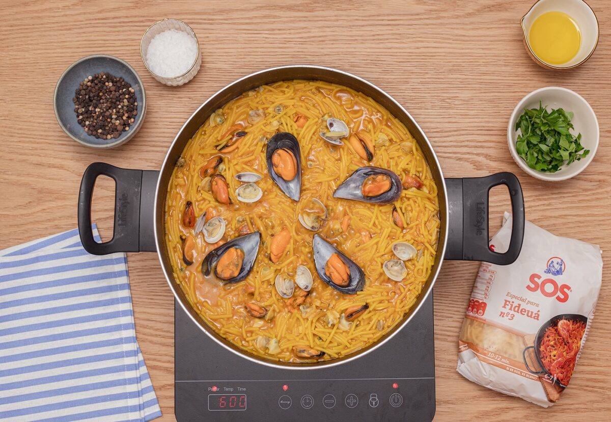 Fideuá marinera con almejas y mejillones