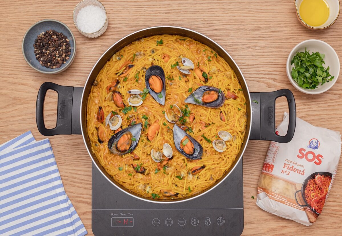 Fideuá marinera con almejas y mejillones