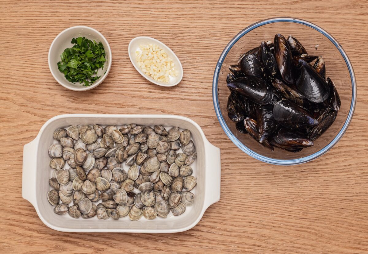 Fideuá marinera con almejas y mejillones