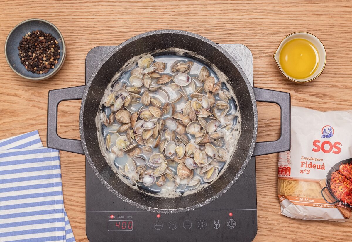 Fideuá marinera con almejas y mejillones
