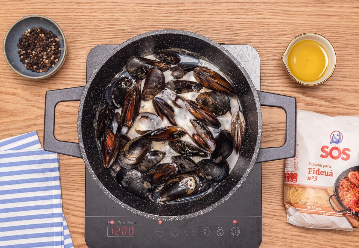 Fideuá marinera con almejas y mejillones