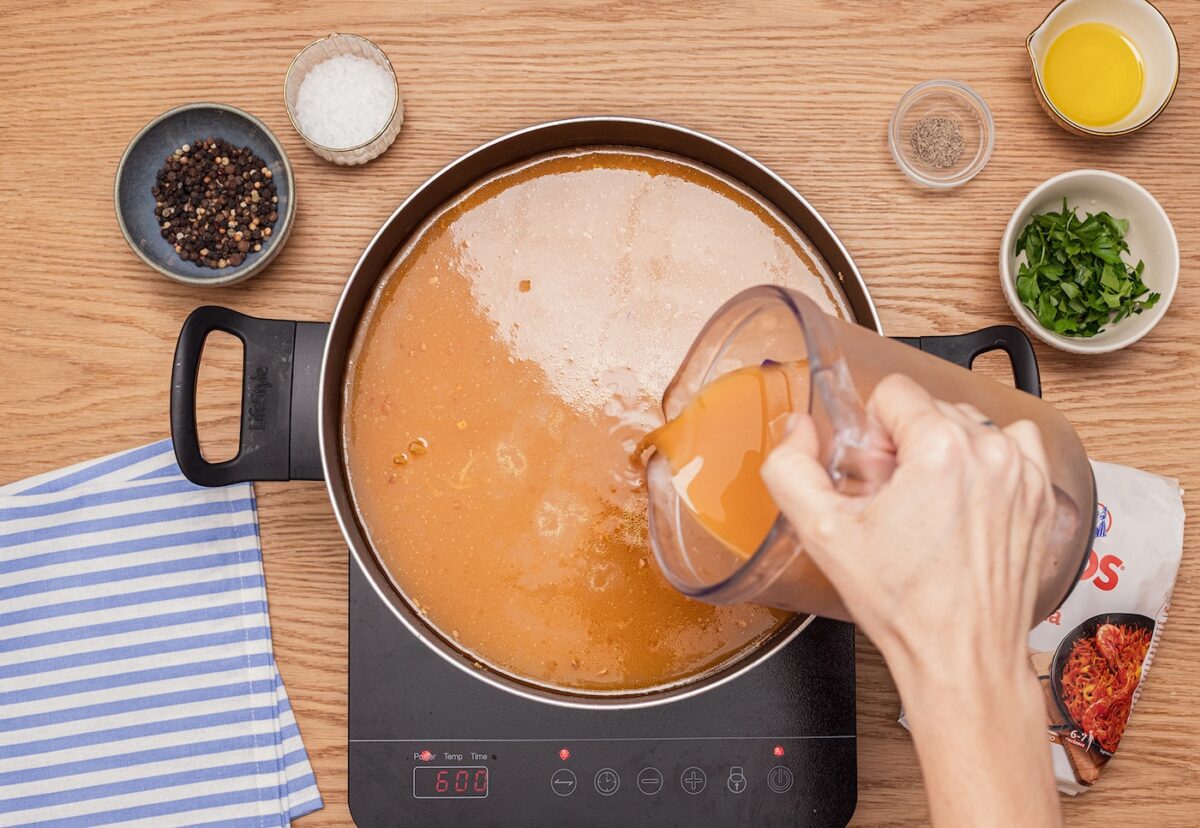Fideuá marinera con almejas y mejillones