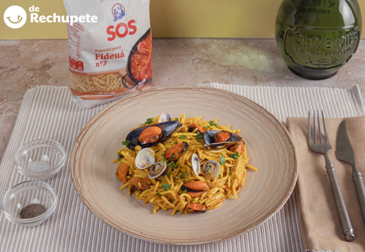 Fideuá marinera con almejas y mejillones