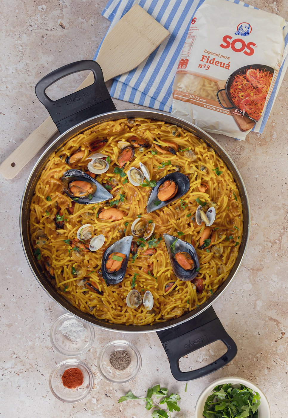 Fideuá marinera con almejas y mejillones