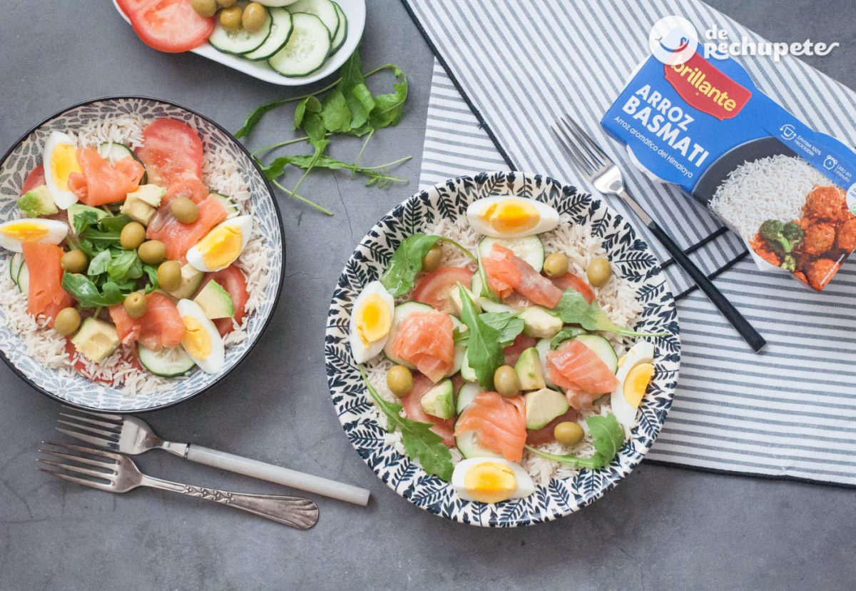 Ensalada de arroz, aguacate y salmón