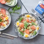 Ensalada de arroz, aguacate y salmón