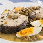Merluza en salsa verde, con la tradicional receta vasca