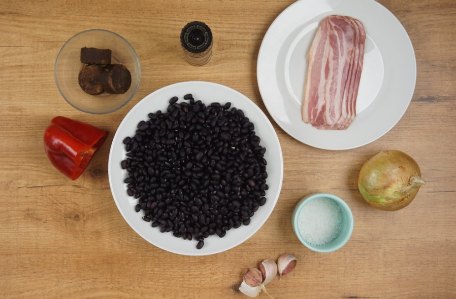 Pabellón criollo venezolano. Arroz con carne mechada y caraotas
