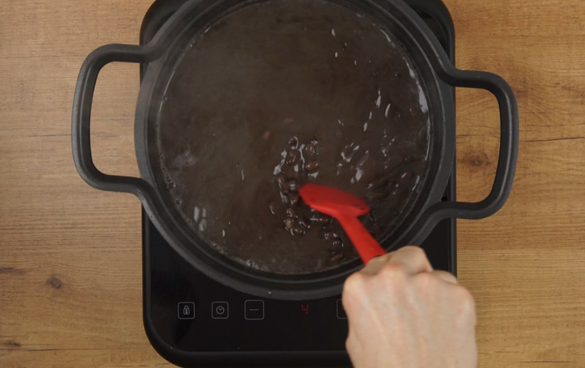 Pabellón criollo venezolano. Arroz con carne mechada y caraotas