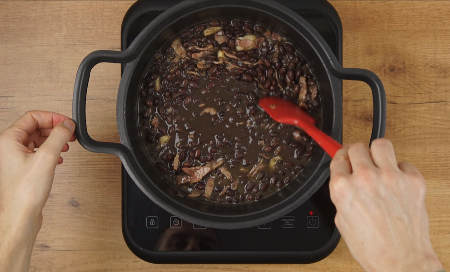 Pabellón criollo venezolano. Arroz con carne mechada y caraotas