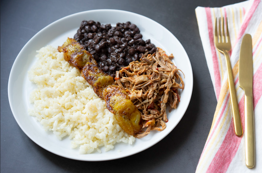 Pabellón criollo venezolano. Arroz con carne mechada y caraotas