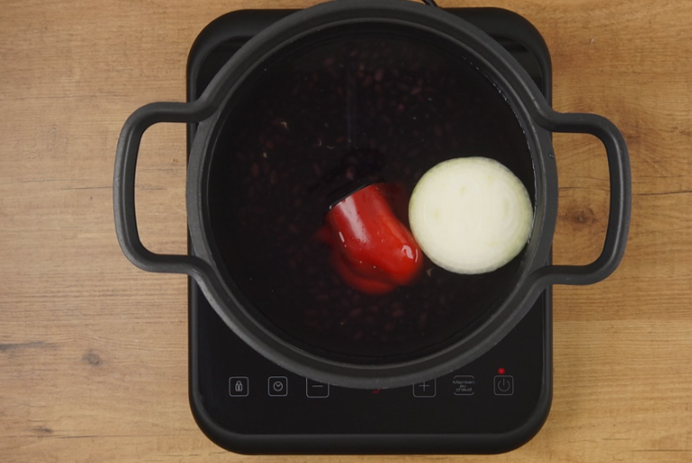 Pabellón criollo venezolano. Arroz con carne mechada y caraotas