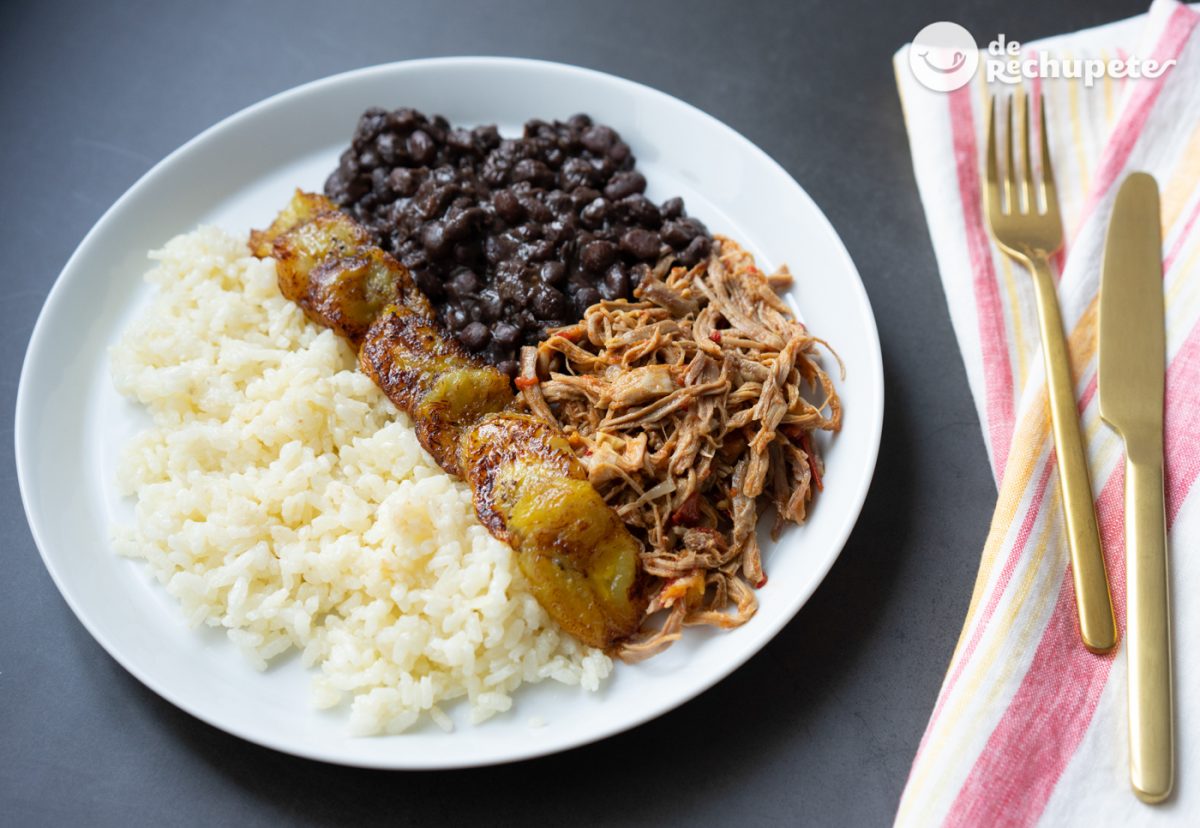 Pabellón criollo venezolano. Arroz con carne mechada y caraotas