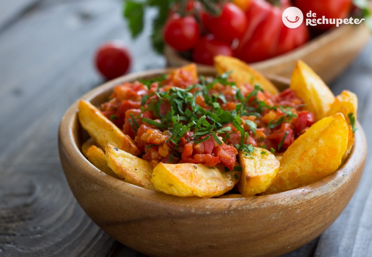 Patatas con salsa de tomate picante o brava