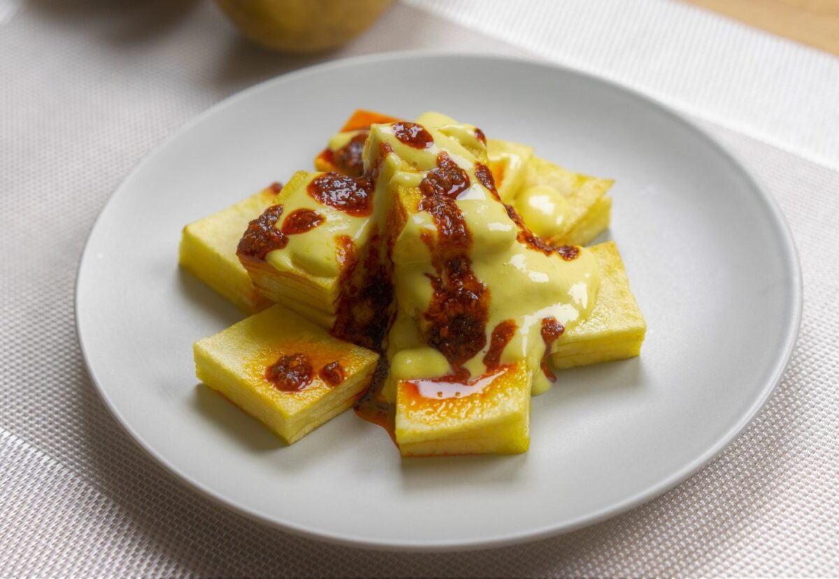 Cómo hacer las patatas bravas de moda con 2 salsas