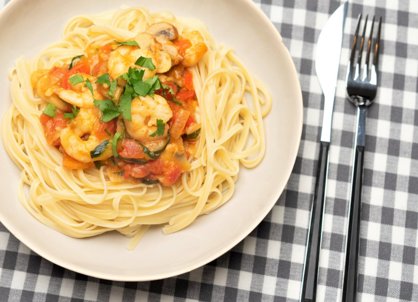 Tallarines al curry con langostinos
