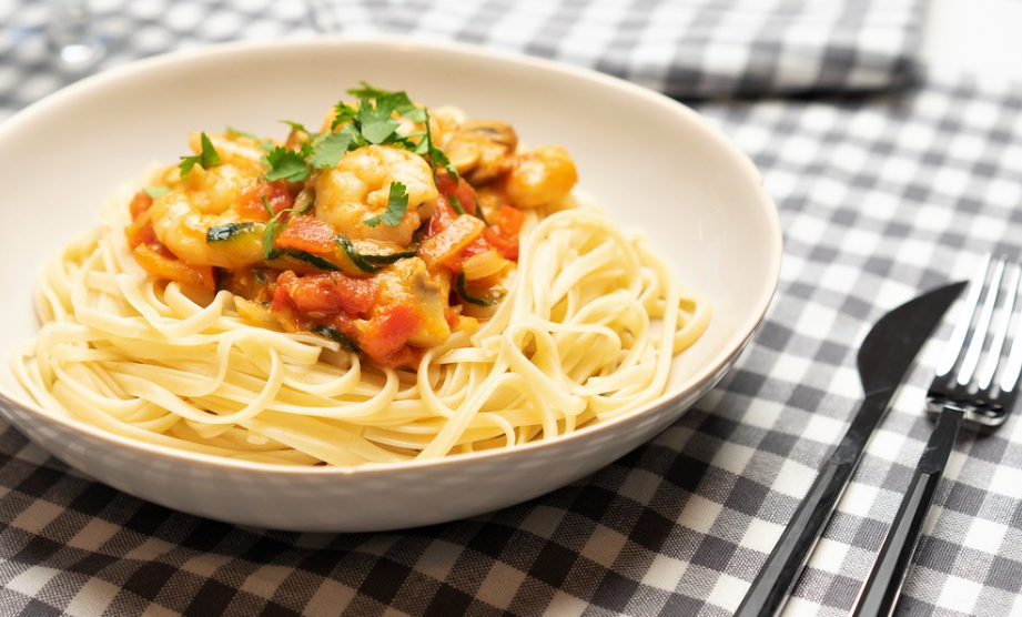 Tallarines al curry con langostinos