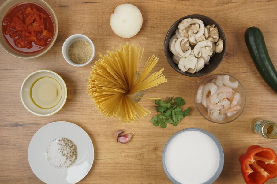 Tallarines al curry con langostinos